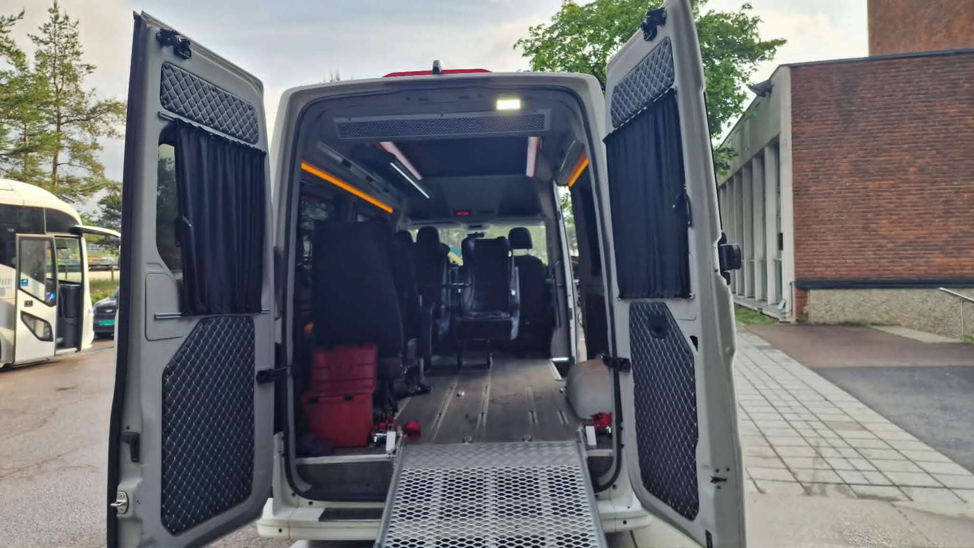 Minibuss med rampe sett bakfra