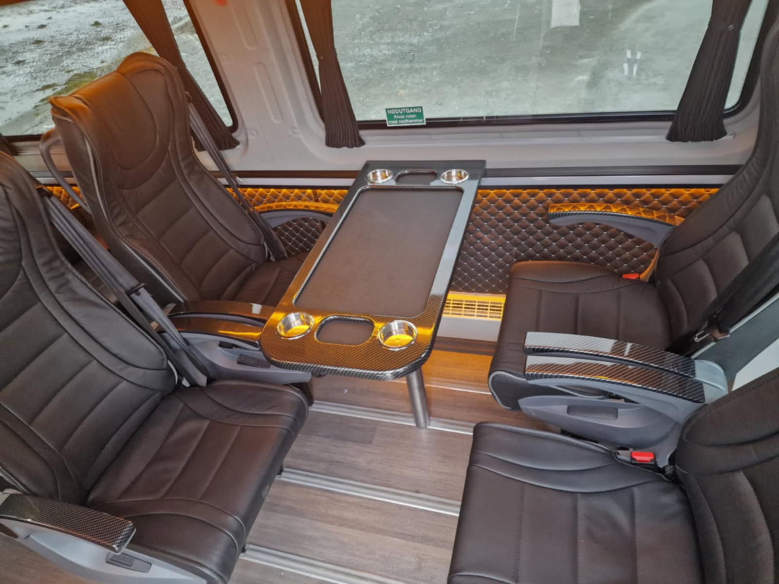 Komfortabelt interiør med lærseter og bord i BilCom Taxi